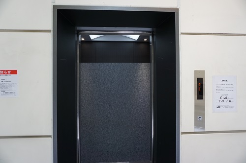 新宿成和ビルのエレベーター